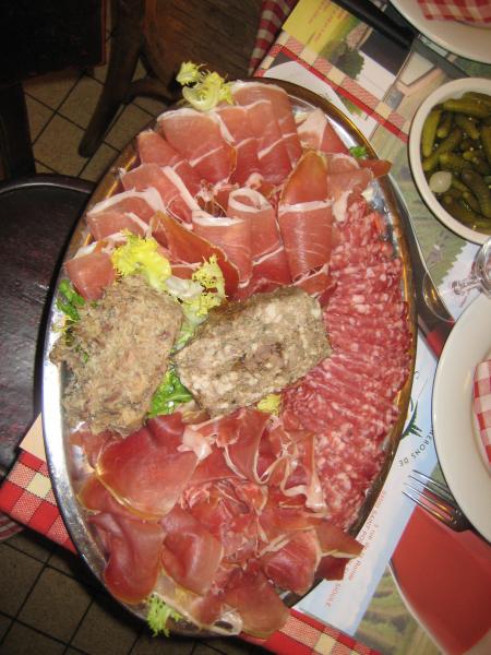 C'est que l'entrée ! A suivre veau marengo, fromages, fruits et yoghours... pour 14 euros avec la belote !!!