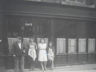 Bistrot restaurant Le Vaudésir en 1940 Le Vaudesir en 1940 tenu par la famille Debladis originaire de Thiezac dans le Cantal